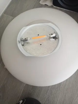 Lámpara de techo blanca con madera cerezo