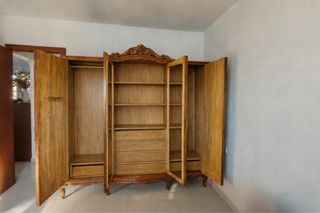 Armario de madera maciza