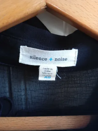 Camisa negra Silence + Noise con transparencias