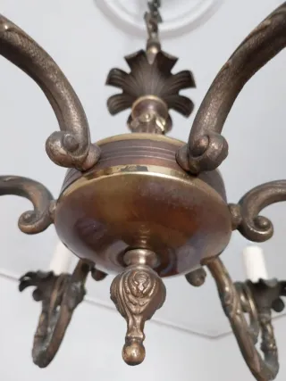 Lampadario vintage in bronzo con rifiniture dorate