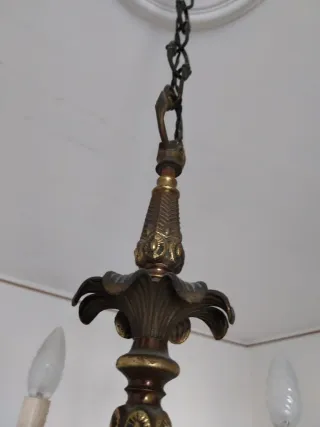 Lampadario vintage in bronzo con rifiniture dorate