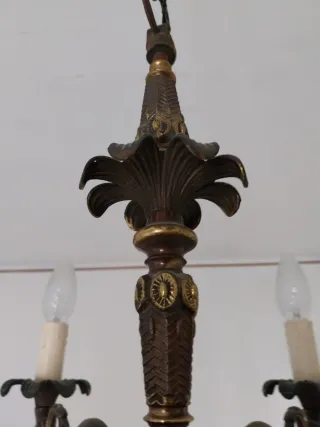 Lampadario vintage in bronzo con rifiniture dorate