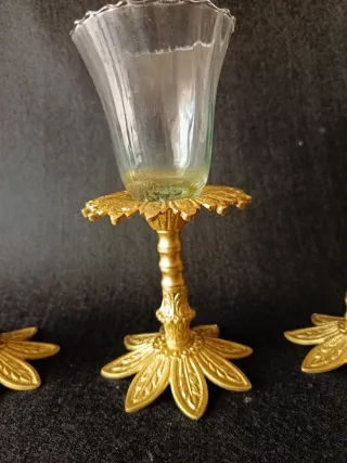 Candelabros dorados y copón de cristal