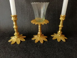 Candelabros dorados y copón de cristal