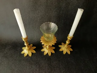 Candelabros dorados y copón de cristal