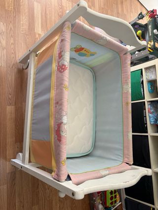 Cuna de bebé blanca con ruedas