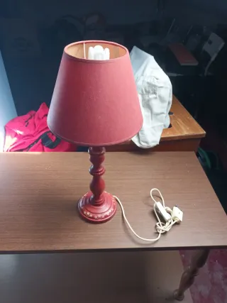 Lámpara de mesa de madera y tela roja