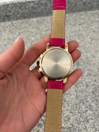 Reloj de pulsera rojo y dorado