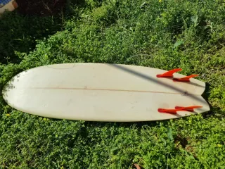 Tabla de surf con 4 quillas