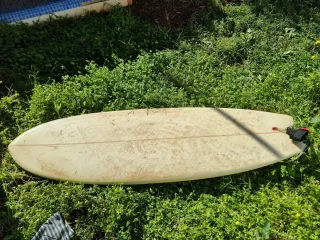 Tabla de surf con 4 quillas