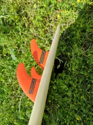 Tabla de surf con 4 quillas