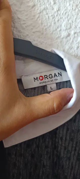 Blusa negra con cuello blanco