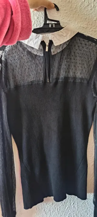 Blusa negra con cuello blanco