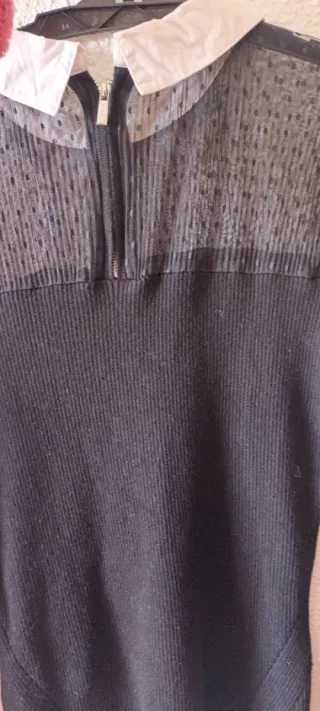 Blusa negra con cuello blanco