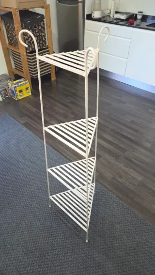 Estantería rinconera metálica.