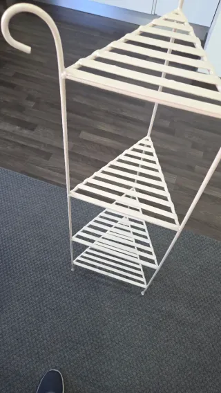 Estantería rinconera metálica.