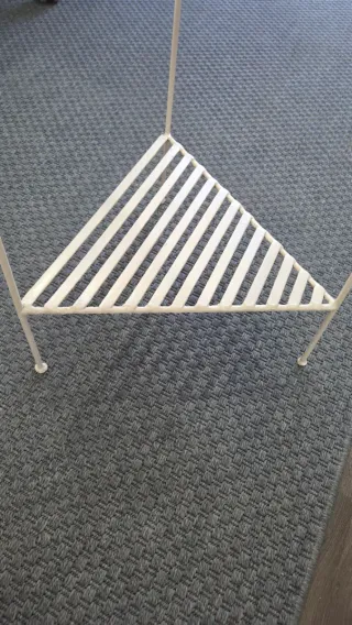 Estantería rinconera metálica.