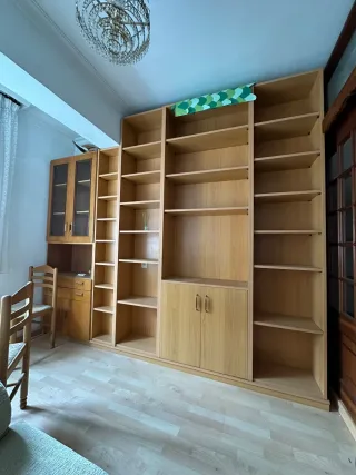 Mueble madera con cristalera