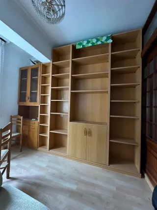 Mueble madera con cristalera