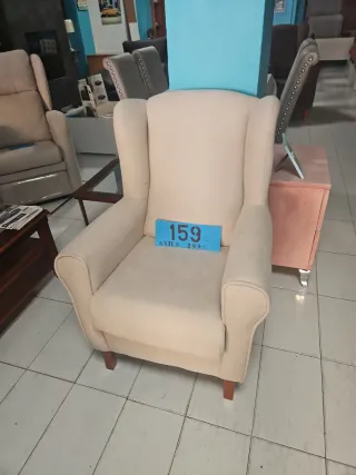 Sofá de tela beige y marrón