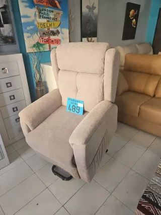 Sofá de tela beige y marrón