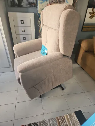 Sofá de tela beige y marrón