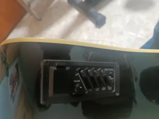 Guitarra Acústica Harley Benton Negra con pie