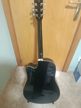 Guitarra Acústica Harley Benton Negra con pie