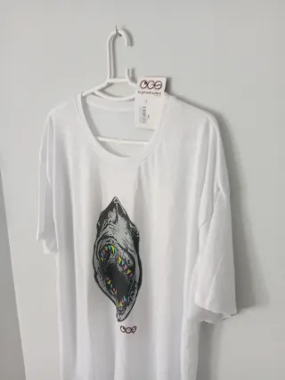 Camiseta blanca tiburón cuello redondo