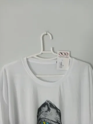 Camiseta blanca tiburón cuello redondo