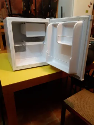 Nevera pequeña blanca