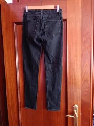 Pantalón vaquero negro desgastado