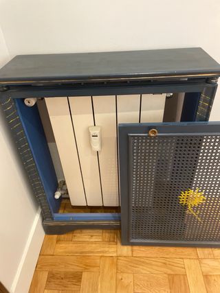 Cubre radiador azul con flor dorada