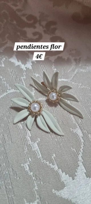 Pendientes flor beige y dorados