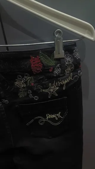 Vaqueros Desigual negros algo elásticos