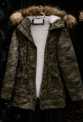 Abrigo camuflaje con forro sherpa
