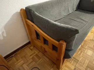 Sofá Cama de madera de pino barnizada. Tela Gris