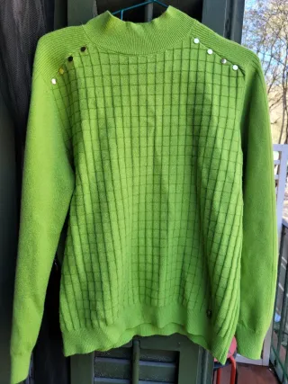 Buzo verde con botones