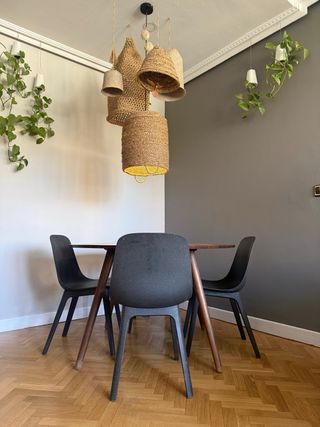 Mesa redonda madera 4 sillas negras ODGER/ikea