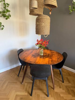 Mesa redonda madera 4 sillas negras ODGER/ikea