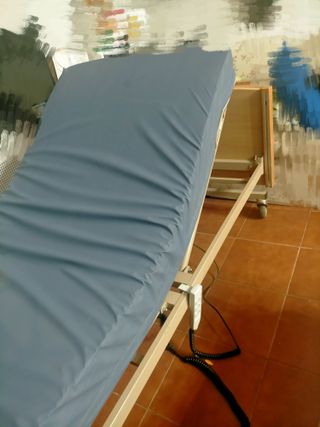 Alquilo cama articulada motorizada para enfermos