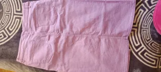 Falda con apertura ,vaquera es violeta clarita.