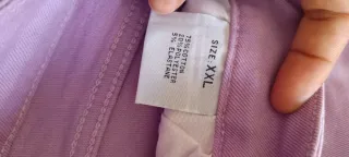 Falda con apertura ,vaquera es violeta clarita.