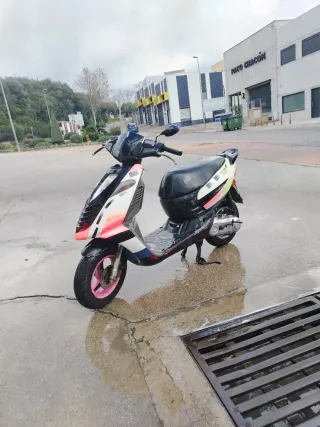 Aprilia Sonic 49cc Scooter Automática