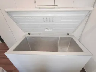 Arcón congelador grande Indesit