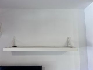 Estantería de pared blanca