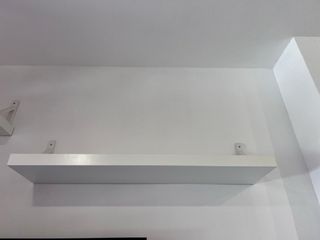 Estantería de pared blanca