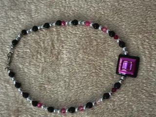 Collana vintage con ciondolo quadrato fucsia