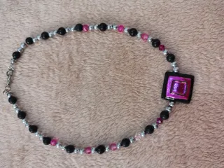 Collana vintage con ciondolo quadrato fucsia
