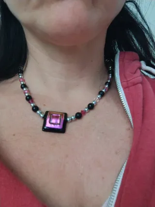 Collana vintage con ciondolo quadrato fucsia